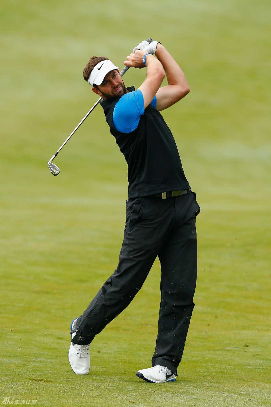 一位球手正与他的球童一同跪在果岭边，两人从不同角度仔细观察推杆线路，他们的专注神情体现了高尔夫运动对细节的极致追求。