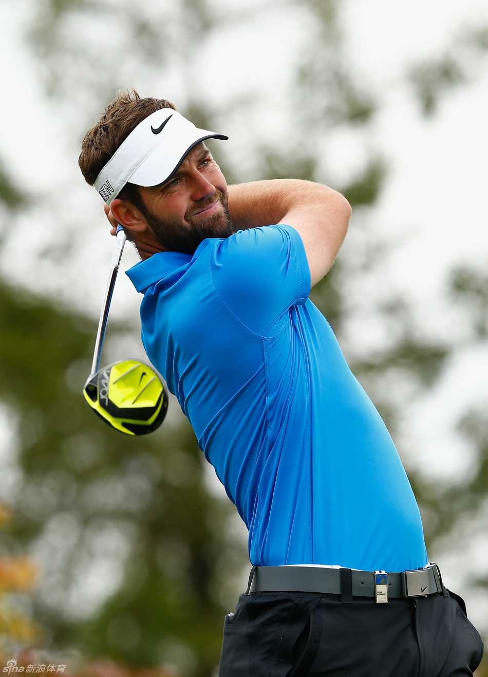 澳大利亚球手丹尼尔·高恩特在长草中处理一记困难球位，他身体保持平衡，手腕稳固，正试图将球精准地送上果岭。