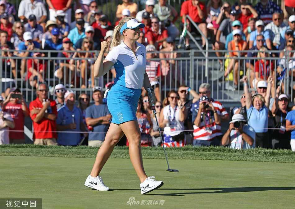 绿茵赛道上，欧洲选手凝神静气，优雅挥杆，白色小球划破长空飞向果岭，动作流畅而充满力量。