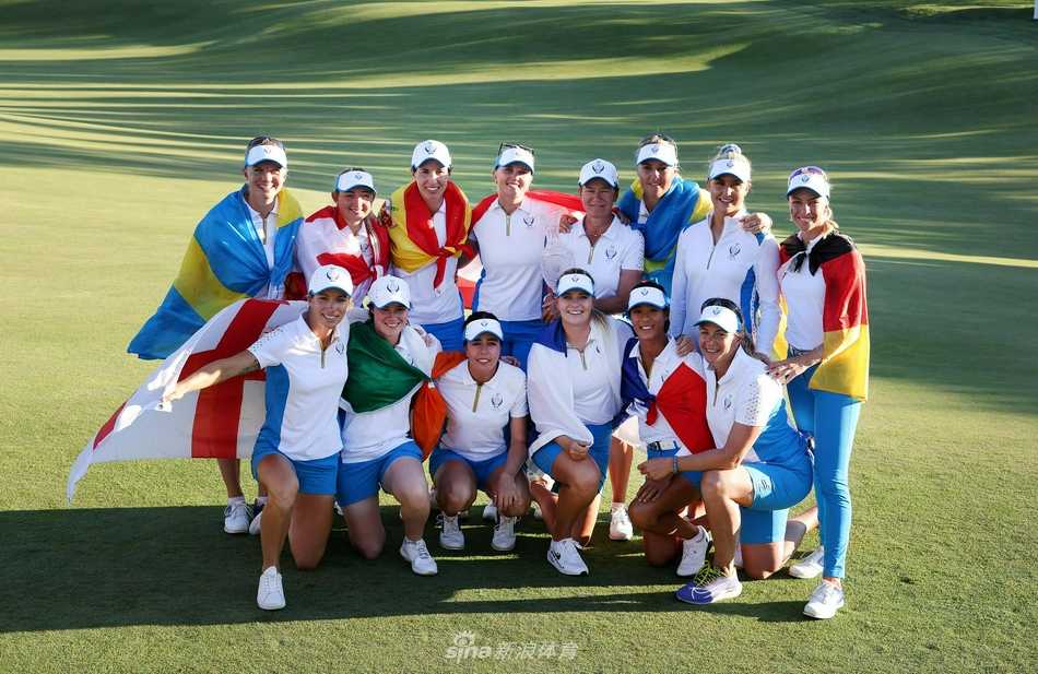 欧洲队队员簇拥着闪亮的索尔海姆杯奖杯，在绚烂烟花下绽放胜利笑容，金色雨映照着她们的激动与荣耀。