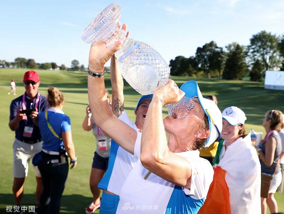 两位欧洲队员在沙坑中并肩作战，默契配合，沙粒飞扬间尽显姐妹同心、其利断金的团队力量。