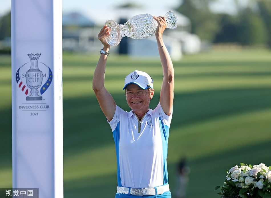 夺冠时刻，欧洲队全体成员身穿队服聚集在领奖台，高举国旗与奖杯，灿烂笑容汇成一片欢乐的蓝色海洋。