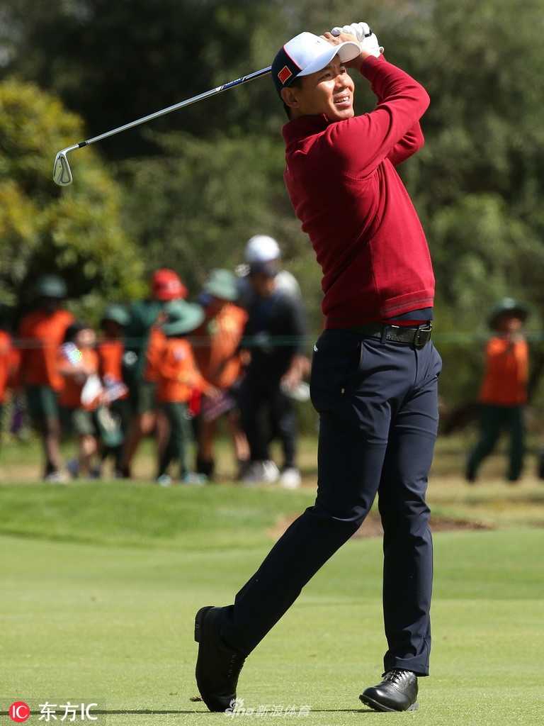 美国名将马特库查尔在球道上面带标志性微笑从容挥杆，姿态优雅而稳定