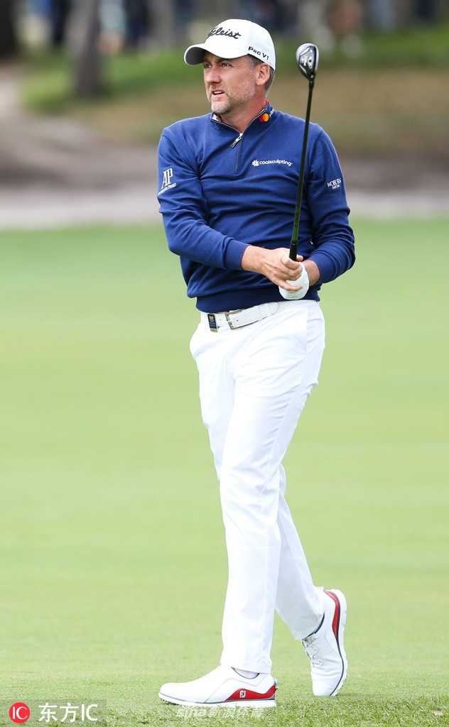 保尔特在比赛中奋力挥杆击球瞬间，身体完全扭转力量爆发，白色上衣与绿色球场相映