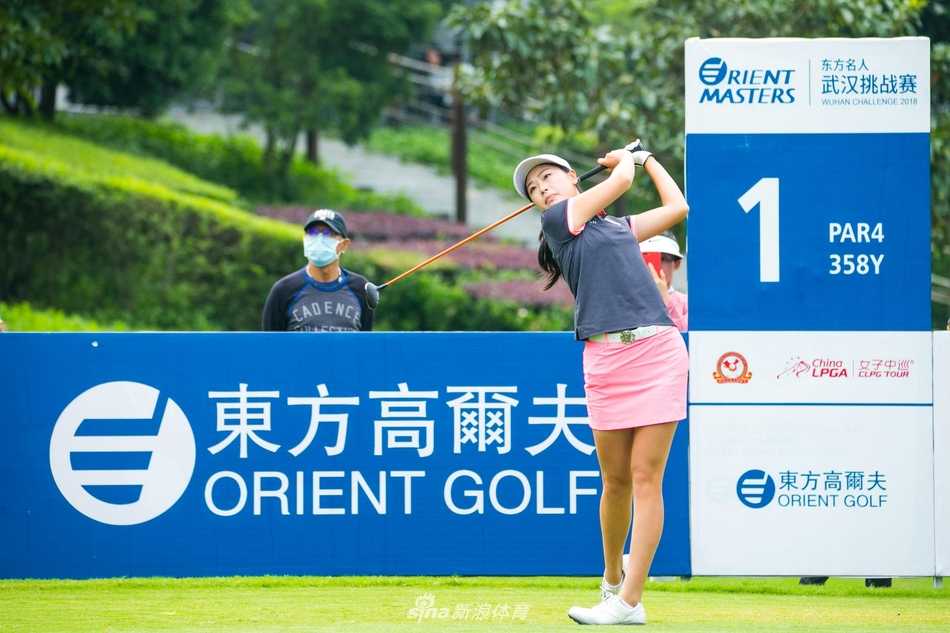 黄靖与赛事嘉宾及工作人员合影，共享胜利喜悦