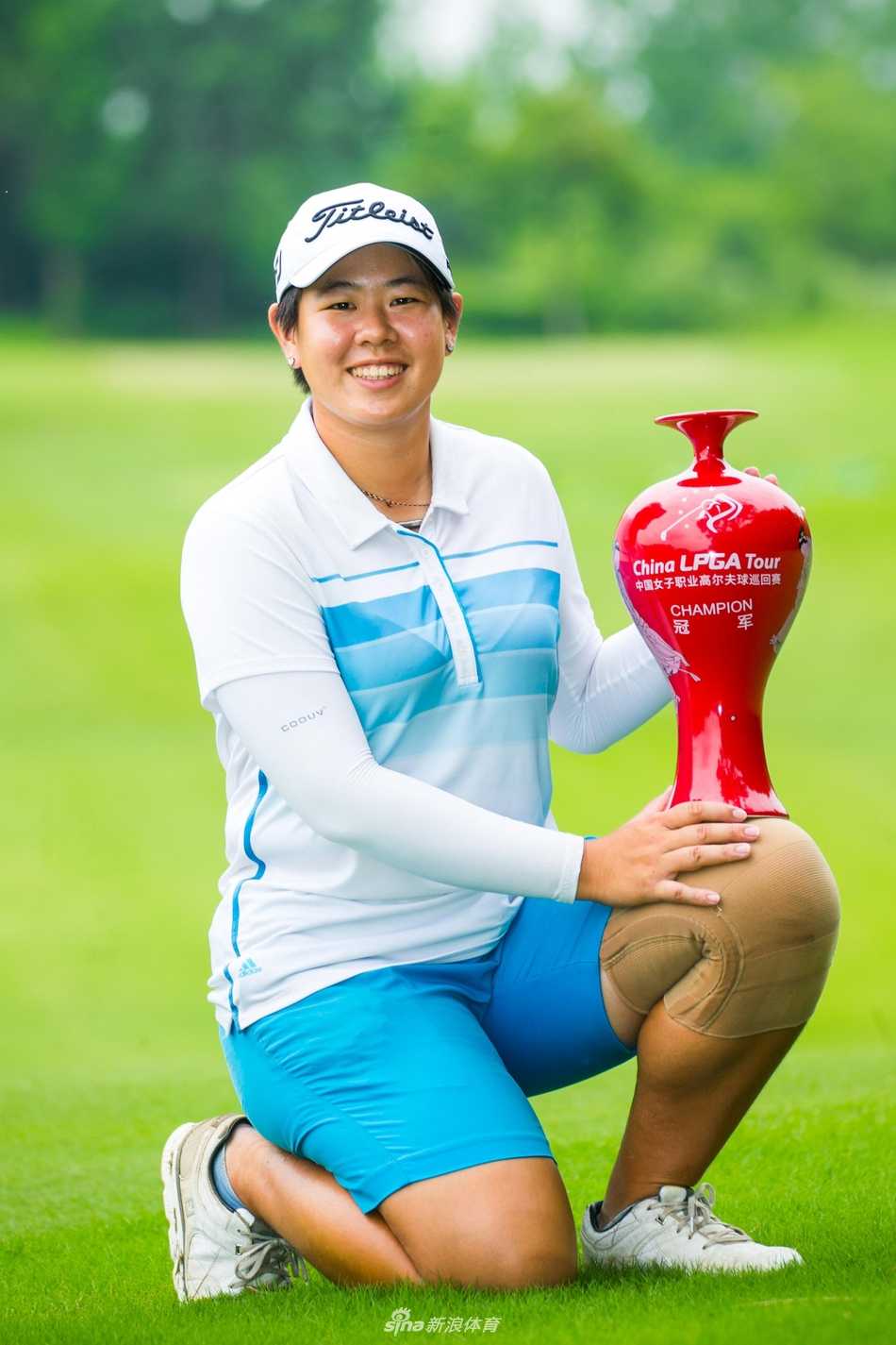 冠军时刻！黄靖深情亲吻来之不易的奖杯