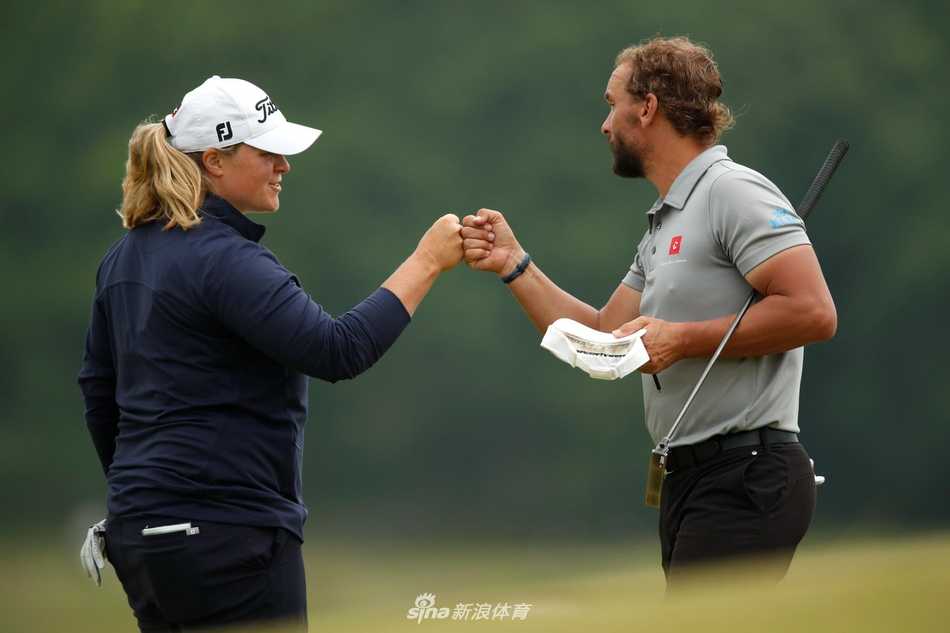 海德沃尔在北欧混合赛第二轮比赛中全神贯注地推杆，她沉稳的姿态成为创造历史的注脚