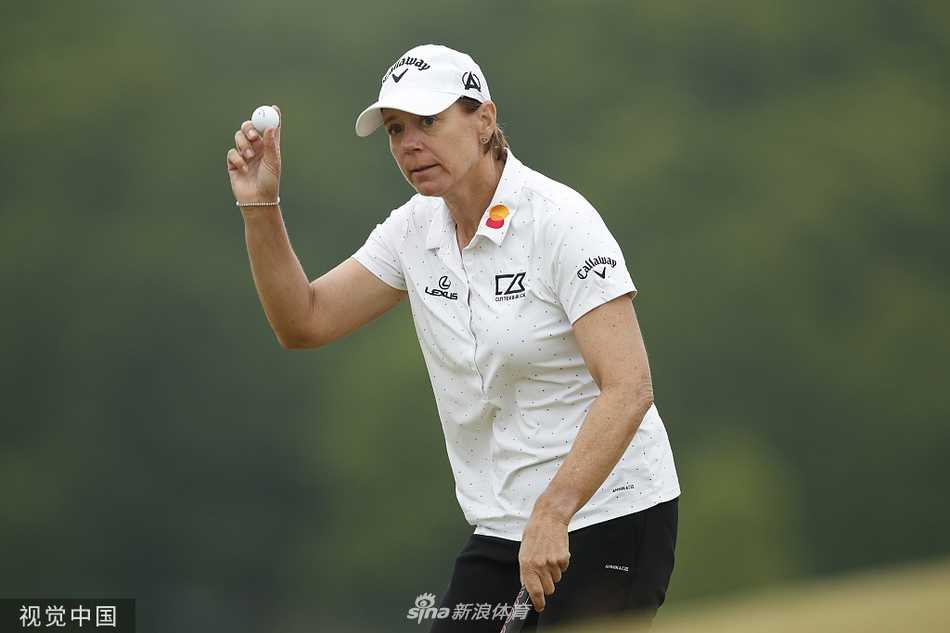 北欧混合赛的赛场全景，绿茵、沙坑与湖泊构成了一幅优美而充满挑战的竞技画卷