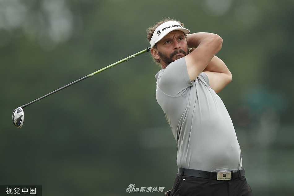 比赛中球员从沙坑中救球，沙坑边的观众近距离见证每一次挑战与精彩