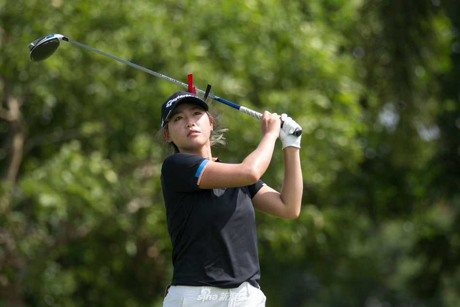 珠海金湾高尔夫球会绿意盎然的球场全景，碧水蓝天与蜿蜒球道构成一幅优美的竞技画卷