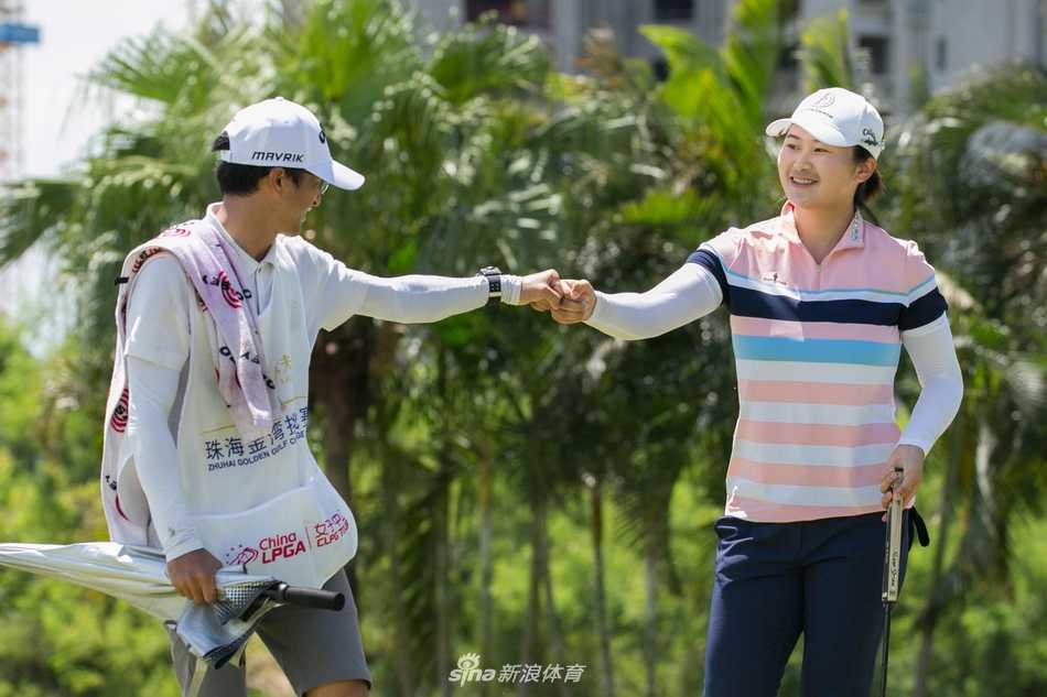 夕阳下的金湾球场宁静而美丽，仿佛在回味刚刚结束的激战，并静静期待下一场精彩