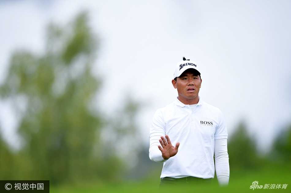 菲茨帕特里克在关键时刻推出一记精准的推杆，表情专注而坚定。