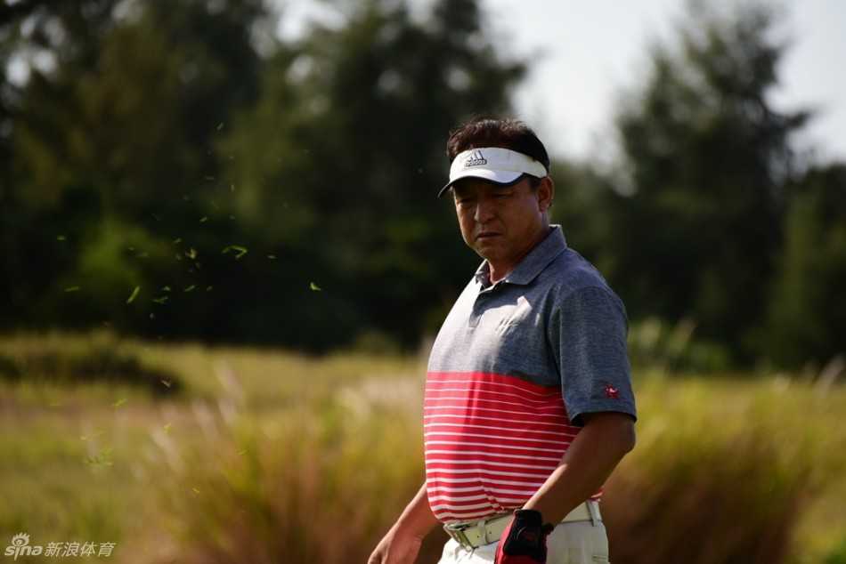 观众席上彩旗飘扬，家长带着孩子一同观看比赛，传承着对运动的热爱