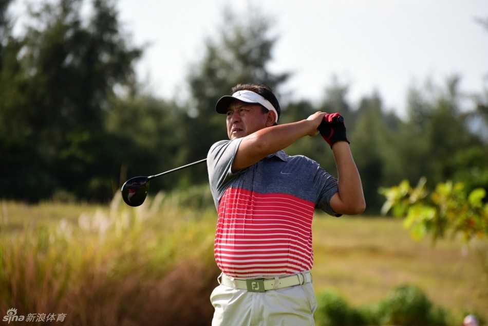 三人并肩走向下一洞，背影在绵延的球道上拉出长长影子