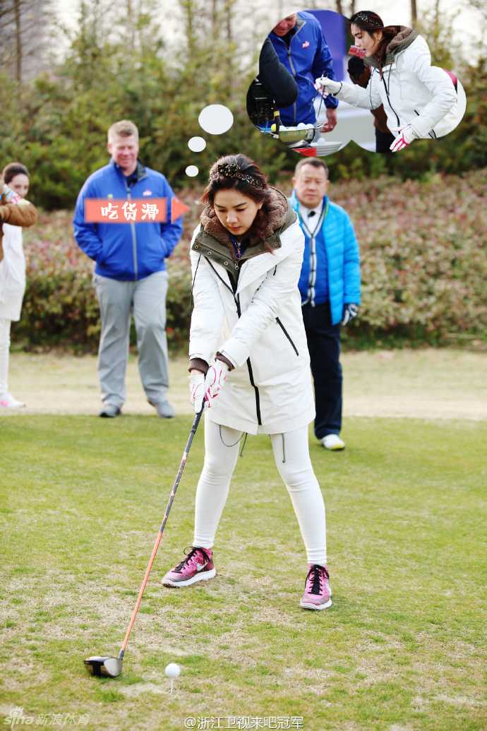 梁文冲与节目仲裁何炅并肩而立，认真观看比赛，何老师脸上带着若有所思的微笑，仿佛在品味这项运动的独特哲学。