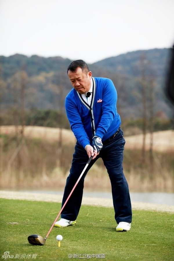 曾志伟继续他的幽默教学，展示高球挥杆的另一个关键细节，动作夸张却要点明确，引得周围人忍俊不禁。