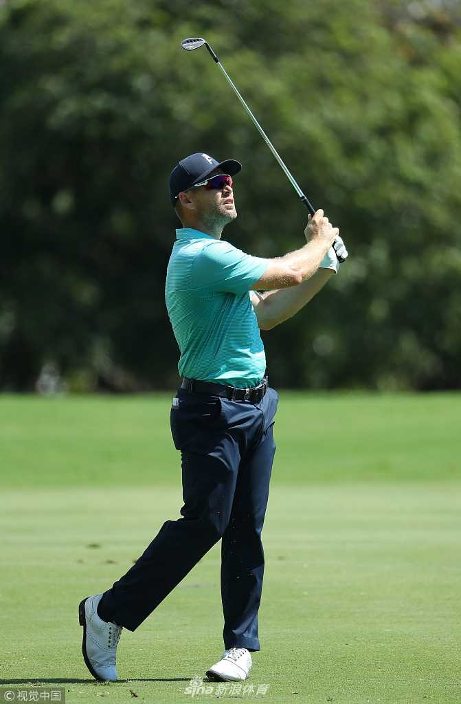 南非名将厄尼·埃尔斯在毛里求斯的海风中专注推杆，表情坚毅，尽显大满贯冠军风范