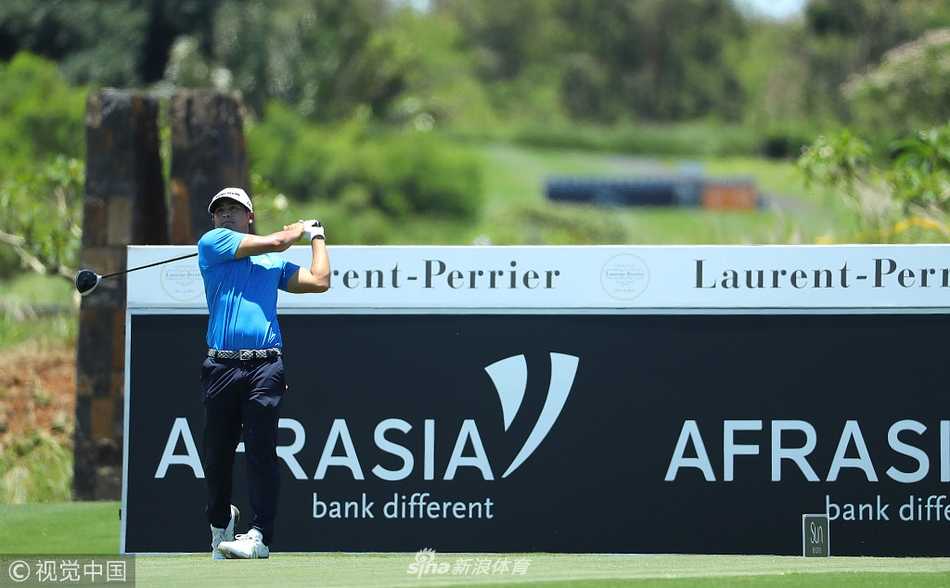 毛里求斯公开赛次轮比赛场景，球手在湛蓝天空与洁白沙坑构成的壮丽背景下准备击球