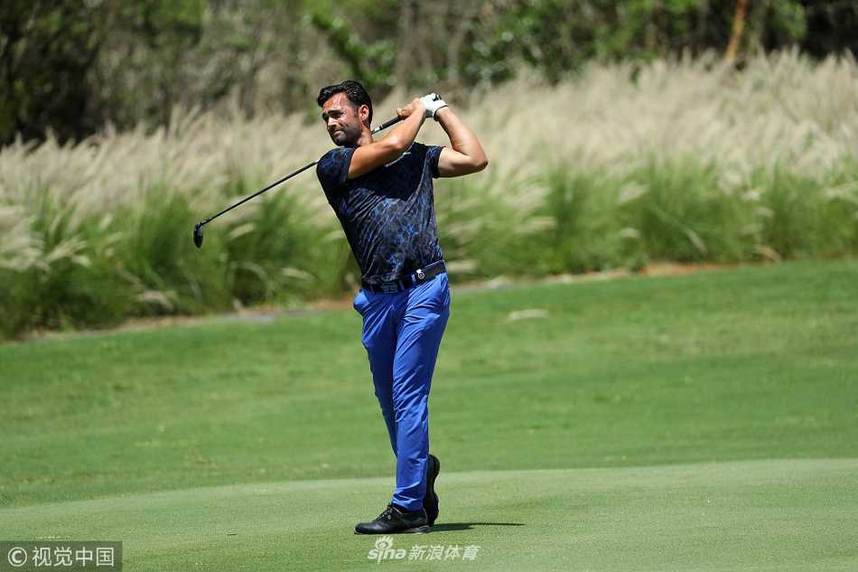 毛里求斯公开赛次轮，球手在完美养护的球道上进行铁杆攻果岭击球，动作流畅而有力