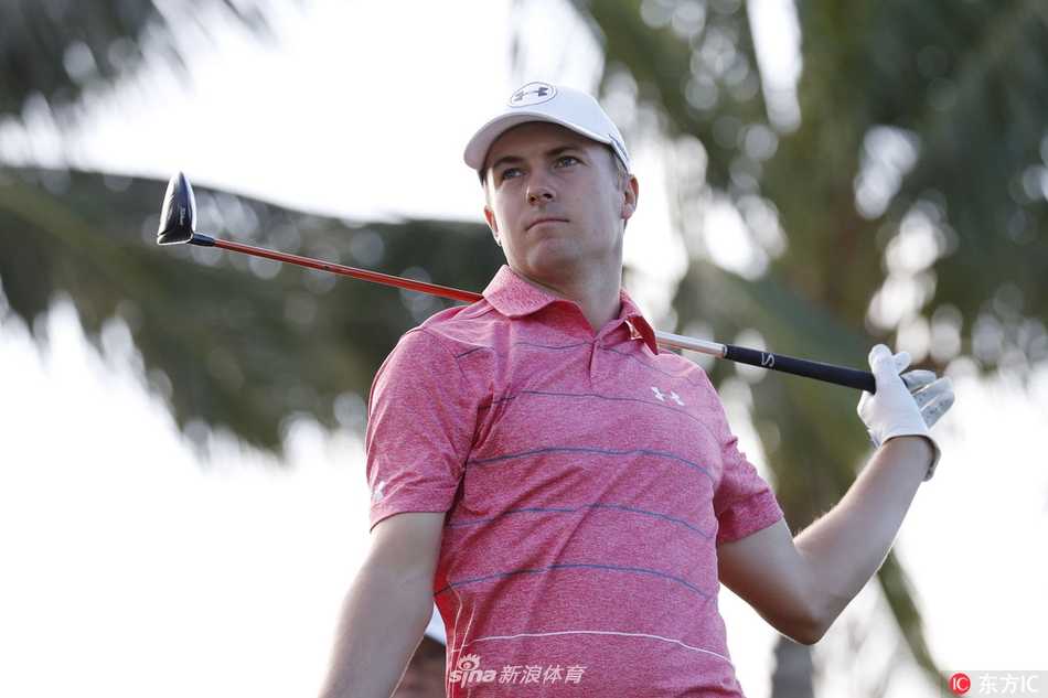 乔丹·斯皮思在索尼公开赛首轮比赛中完成一次流畅的收杆动作，身体姿态平衡而优雅，目光追随着小白球飞行的轨迹。