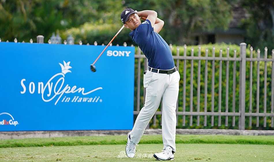 卫冕冠军贾斯汀·托马斯在比赛中观察球路，他手搭凉棚望向远方，夏威夷的阳光洒在他的身上。