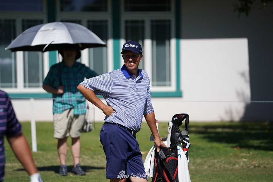 夕阳西下，瓦伊莱乡村俱乐部的球道与太平洋蔚蓝的海水融为一体，构成一幅绝美的高尔夫球场画卷。