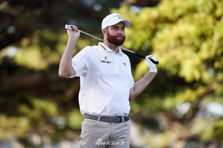 比赛首轮结束后，球童在暮色中清洗球杆，远处是安静下来的会所，一天的激烈竞争暂告段落。