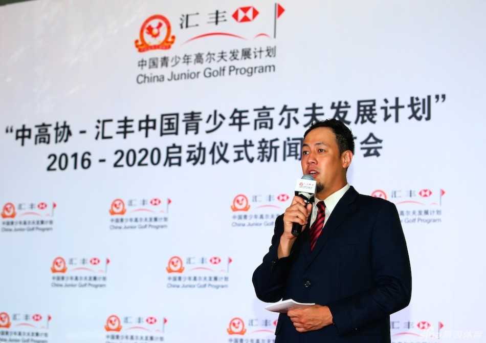 发布会启动仪式环节，嘉宾们将手放在象征启动的装置上，预示着新赛季正式拉开帷幕