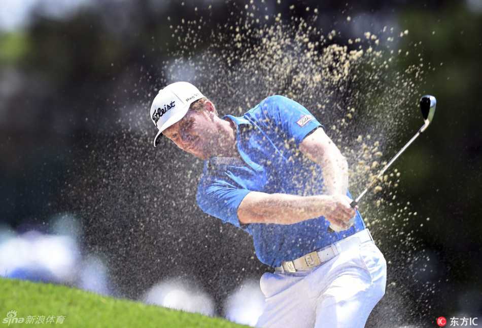 决赛轮激烈进行中，球员在球道上评估击球路线，广阔的球场与湛蓝的天空构成一幅壮丽的画面。