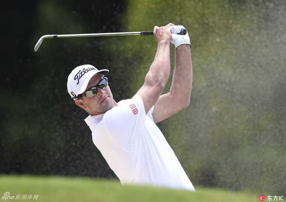 瓦尔纳三世在果岭边细致观察推杆线路，眼神专注，决胜时刻的紧张氛围仿佛透过画面传递出来。