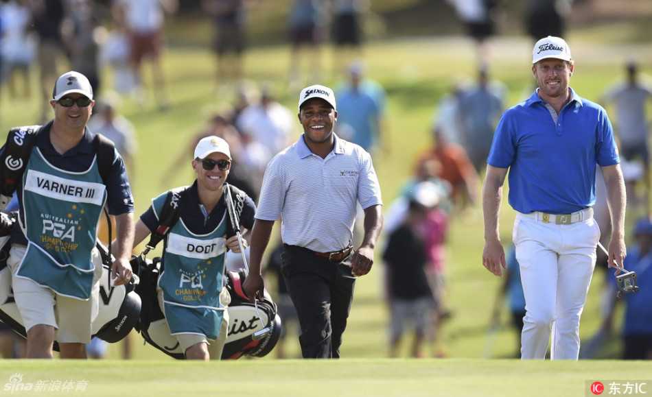 冠军瓦尔纳三世与亚军多特在记分板前合影，两人手持奖杯，脸上洋溢着拼搏后的笑容与尊重。