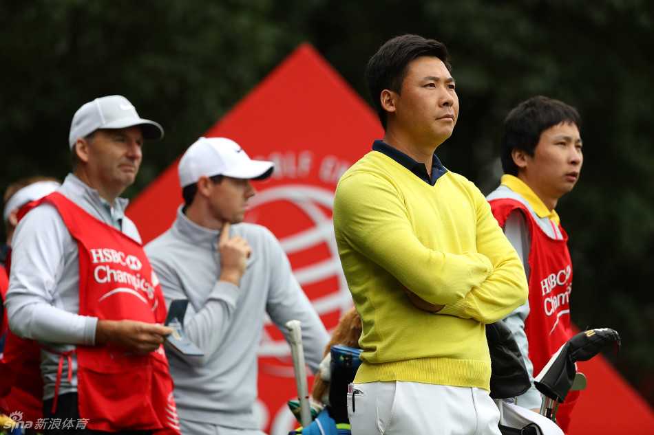 梁文冲完成一次漂亮的挥杆后，动作完全收杆，身体平衡完美，目光坚定地追随小球飞向目标。