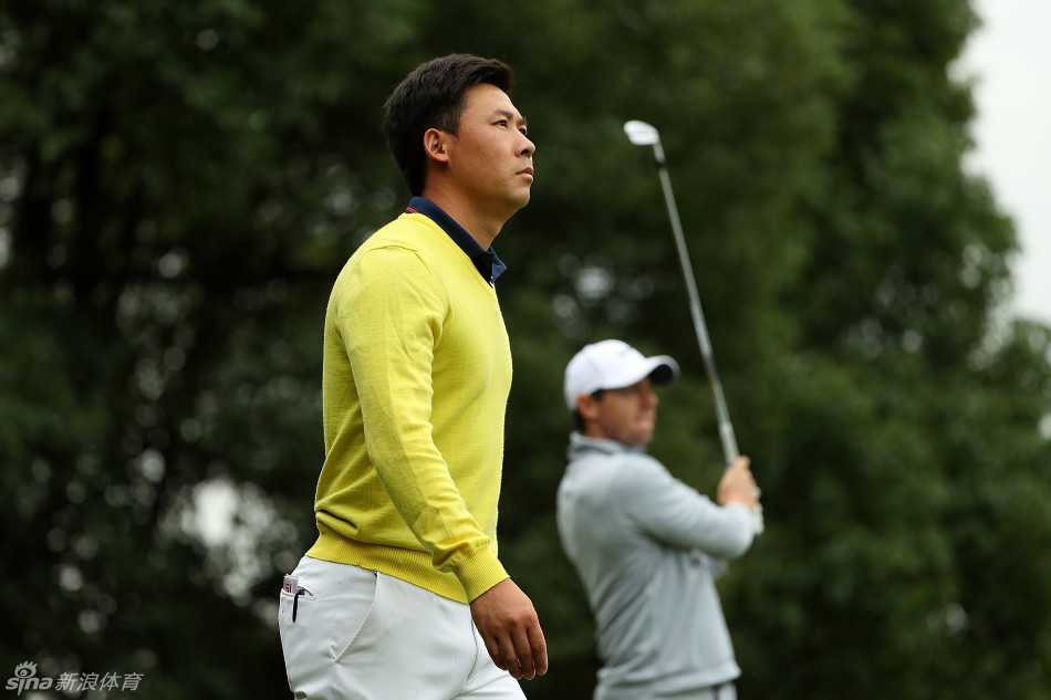 梁文冲在果岭边进行精细的上杆调整，专注的神情与完美的身体角度，诠释了职业高尔夫球的精湛技艺。