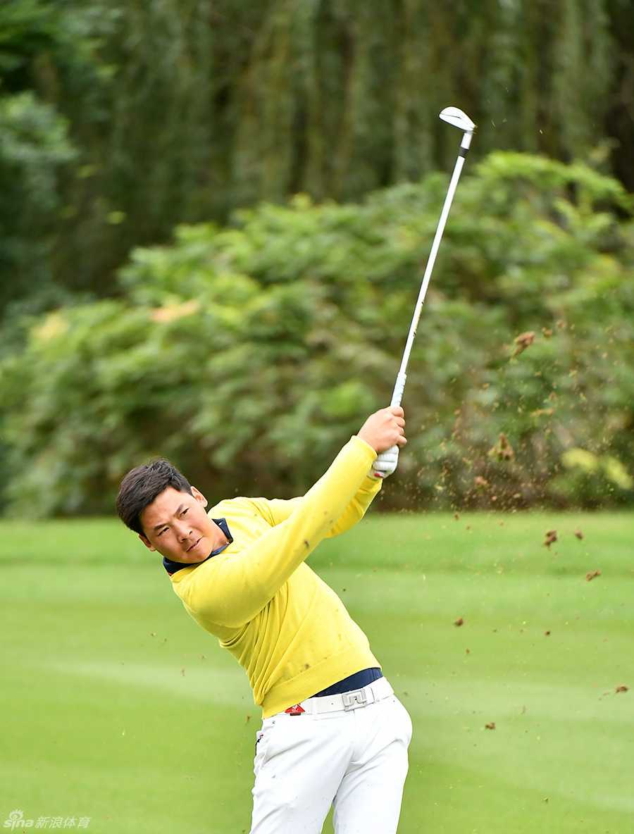 窦泽成在果岭上弯腰凝视推击线路，年轻的脸上写满了专注与思考，代表了中国高尔夫未来的希望。
