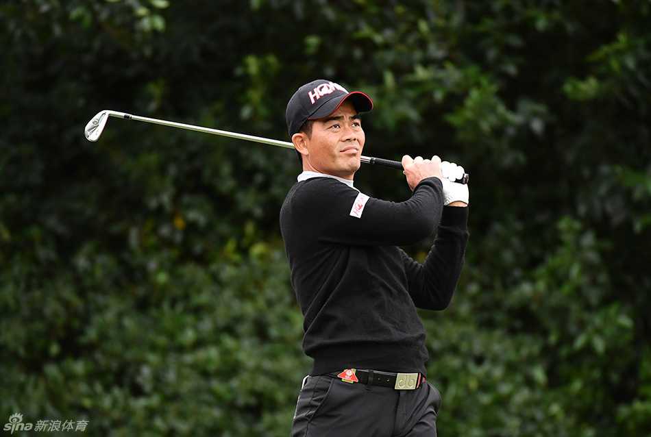 大赛现场氛围浓厚，观众聚集，聚焦于球员的关键一击，展现了高尔夫赛事独特的魅力与关注度。