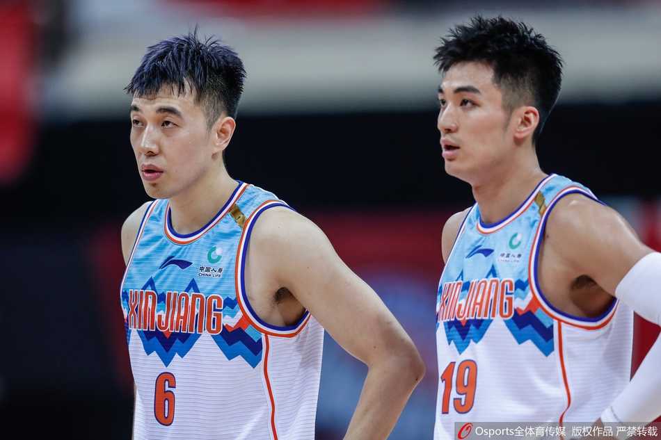 西热力江身披同曦战袍弯弓搭箭，面对昔日队友的严密防守，眼神中透露出杀手的决绝，这一晚他要证明自己的价值。