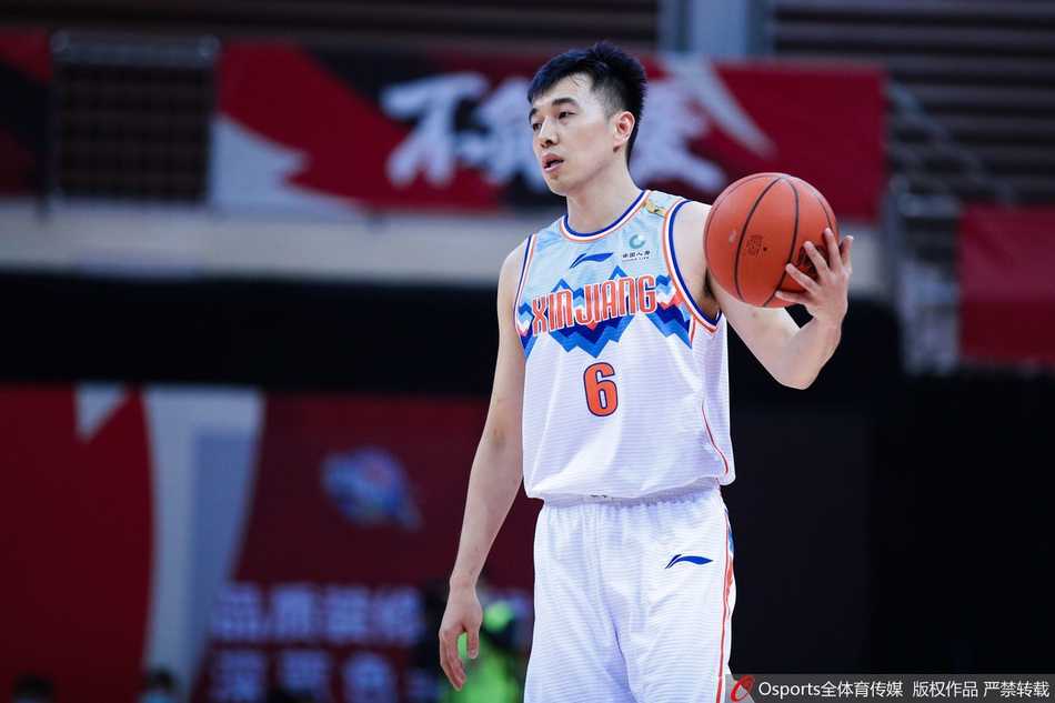 周琦在禁区犹如擎天之柱，面对万圣伟的灵动脚步依然从容起跳，指尖即将触碰到的篮球仿佛诉说着禁飞区的尊严。