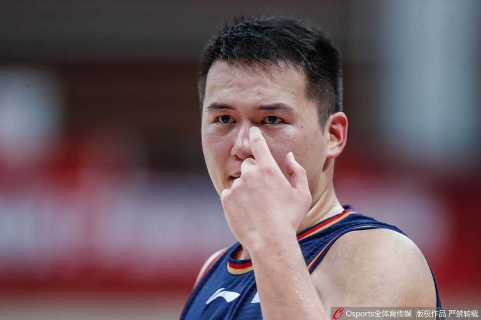 唐才育在空中对抗后失去平衡，却在身体歪斜的瞬间将球神奇地放入篮筐，2+1打成，这一刻他就是球场上的空中飞人。