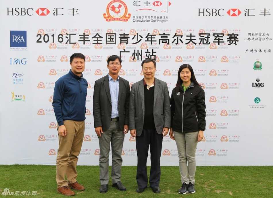 荣耀时刻：各位颁奖嘉宾与获奖小球员并肩而立，共同记录下努力与荣誉交织的难忘瞬间