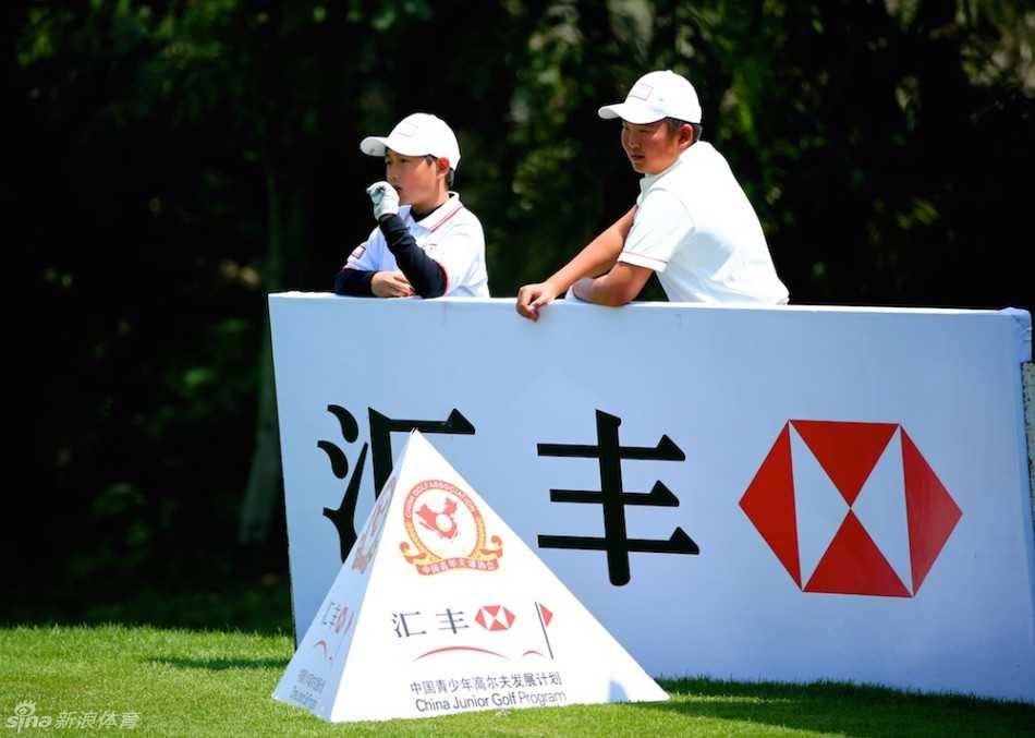 专注的较量：陈顾新在果岭边凝神看线，计算推击路线，眼神中透露出超越年龄的沉稳与决心