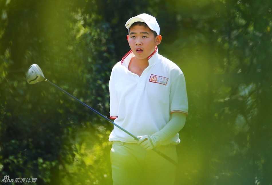 纯真笑颜：可爱的吕田在赛场边露出灿烂无邪的笑容，展现了青少年高尔夫运动的快乐与阳光