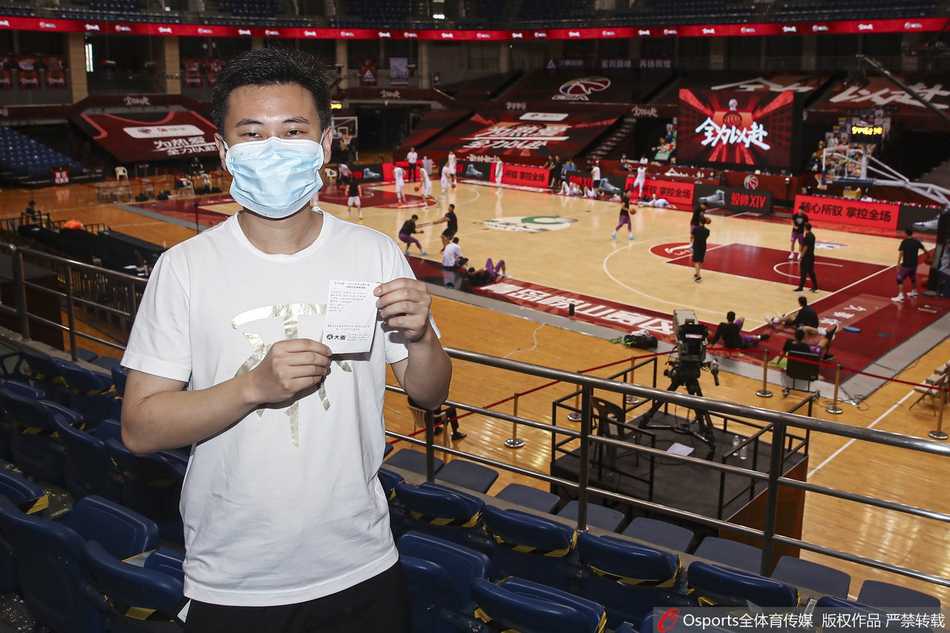 空旷的看台上，几名戴着口罩的球迷间隔落座，他们挥舞着手中的应援物，尽管隔着屏幕都能感受到那份久违的现场激情。