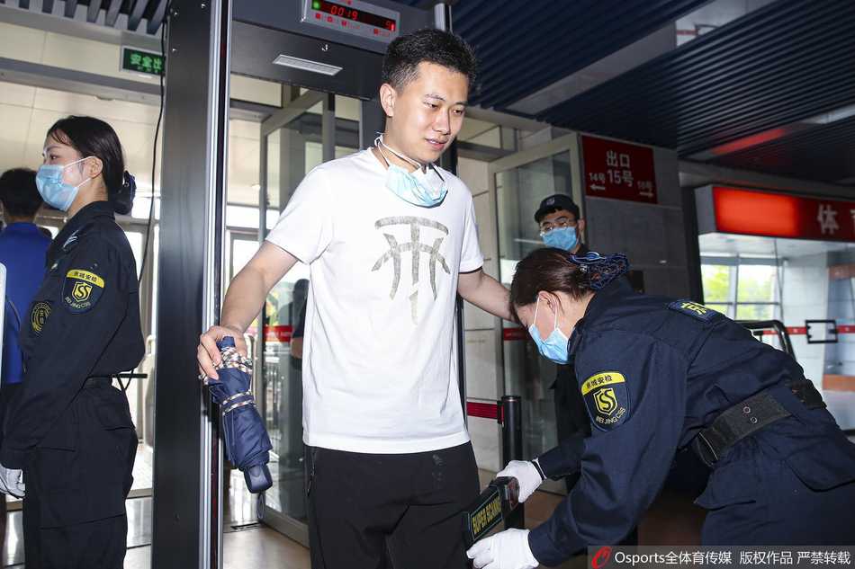 青岛国信体育馆外，一位身穿白色T恤的球迷苏柯帆手持门票，眼神中充满期待，他成为CBA复赛后首位通过核酸检测进场观赛的幸运儿。