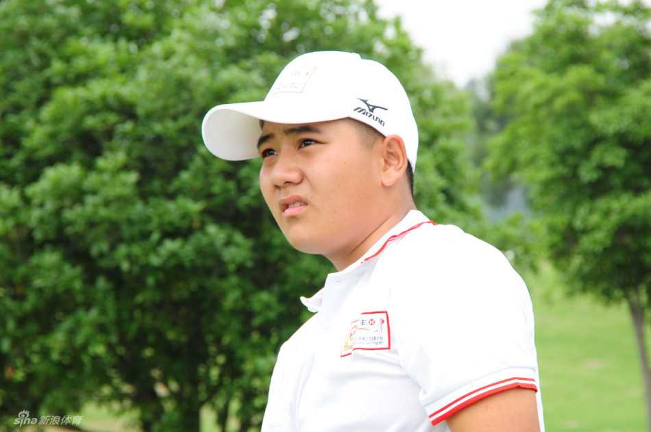 陈锋在比赛间隙静静眺望远方的果岭与天空，神情专注仿佛在思考接下来的比赛策略。