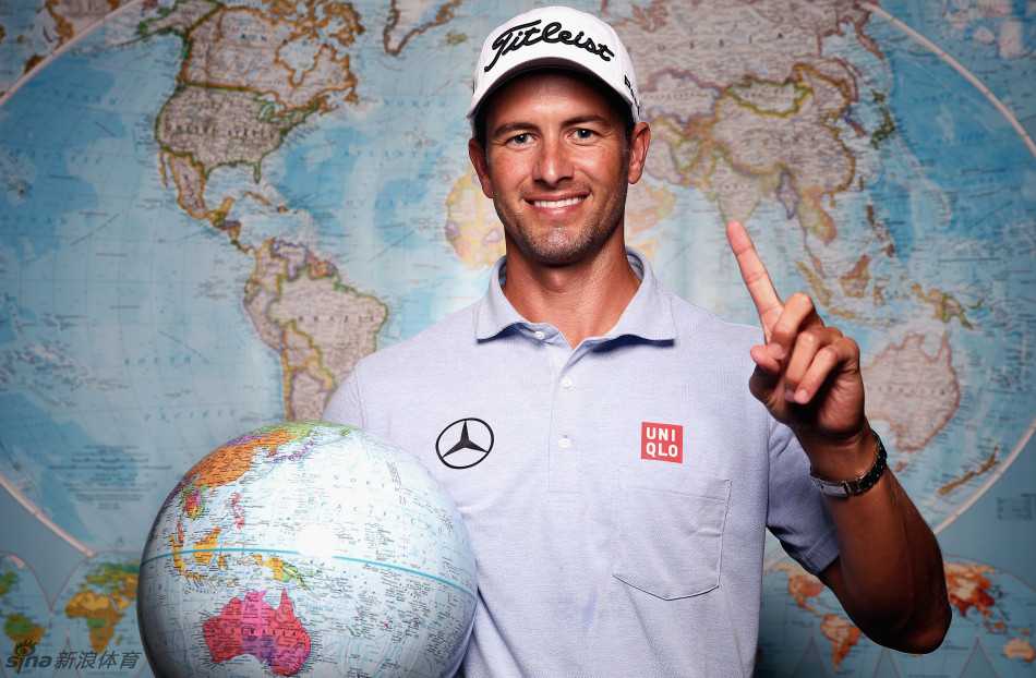 新科世界第一亚当·斯科特展开双臂，以胜利者的姿态迎接全场欢呼