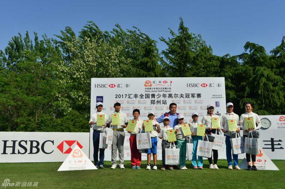 一位小球员正聚精会神地观察果岭起伏的推杆线路，眼神锐利如鹰，仿佛在脑中已演练过无数次推击的轨迹。