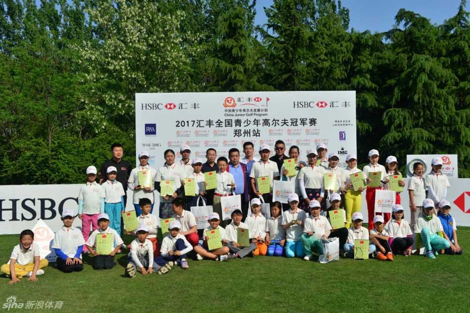 小球员在沙坑中从容不迫地完成一次精彩救球，沙粒飞扬的瞬间定格了他面对挑战时的冷静与技巧。