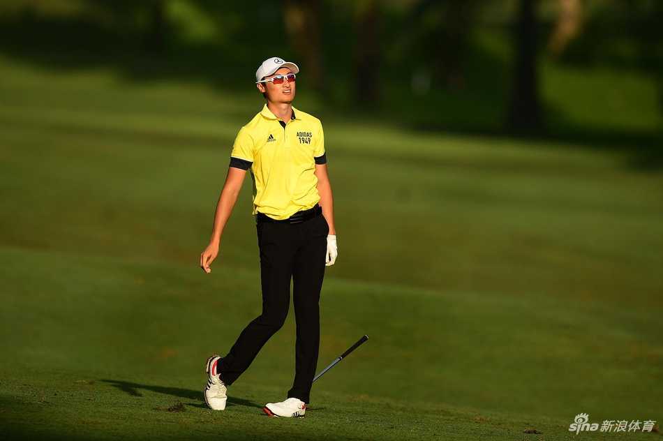 李-维斯特伍德在马来西亚锦标赛果岭边凝神观察推杆线路，目光如炬，尽显老将风范。