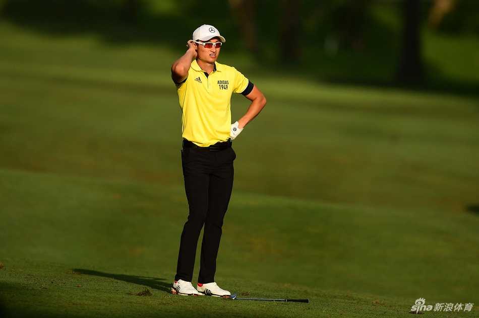 加文-格林在球道上稳健击球，姿态平衡，作为亚巡奖金王的他正放眼更广阔的世界赛场。