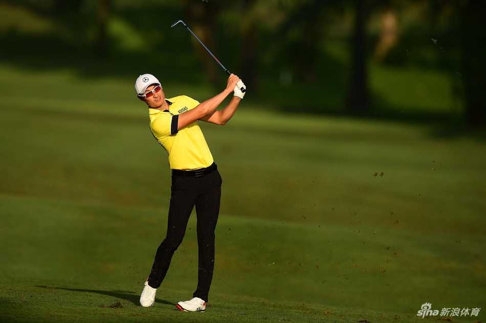 泰国天才少年帕查拉-孔瓦迈在马来西亚赛场上潇洒挥杆，年轻的面庞上写满专注与自信。